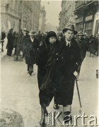 1932, Kraków, Polska.
Zofia Dzianott z d. Daniewska (matka Barbary, później po mężu Murzynowskiej) w towarzystwie brata Władysława Daniewskiego. 
Fot. NN, kolekcja Barbary Murzynowskiej, reprodukcje cyfrowe w Ośrodku KARTA