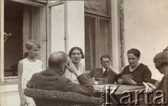 Lata 30., Solec-Zdrój, woj. kieleckie, Polska.
Rodzina Dzianottów z przyjaciółmi gra w karty na ganku willi. Siedzi od lewej: Dobrzański, Lasocka (córka malarza Kazimierza Lasockiego), Władysław Daniewski (brat Zofii Daniewskiej, wuj Barbary Murzynowskiej), ciotka Maria Daniewska, Zofia Dzianott z d. Daniewska (matka Barbary, później po mężu Murzynowskiej). Stoi Magdalena Skibińska. 
Fot. NN, kolekcja Barbary Murzynowskiej, reprodukcje cyfrowe w Ośrodku KARTA