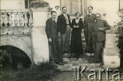 Lata 30., Solec-Zdrój, woj. kieleckie, Polska.
Rodzina Dzianottów z przyjaciółmi przed willą 