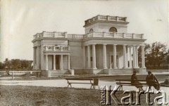 Lata 30., Solec-Zdrój, woj. kieleckie, Polska.
Sanatorium należące do rodziny Zofii Daniewskiej (po mężu Dzianott), matki Barbary Murzynowskiej. Na zdjęciu łazienki i pijalnia wód mineralnych.
Fot. NN, kolekcja Barbary Murzynowskiej, reprodukcje cyfrowe w Ośrodku KARTA