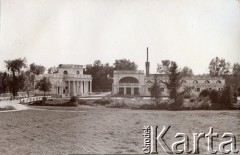 Lata 30., Solec-Zdrój, woj. kieleckie, Polska.
Łazienki soleckie i pijalnia wód mineralnych. Sanatorium należało do rodziny Zofii Daniewskiej (po mężu Dzianott), matki Barbary Murzynowskiej.
Fot. NN, kolekcja Barbary Murzynowskiej, reprodukcje cyfrowe w Ośrodku KARTA