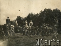 Lata 30., Dobra, prawdopodobnie woj. kieleckie, Polska.
Mieszkańcy wsi podczas sianokosów.
Fot. NN, kolekcja Barbary Murzynowskiej, reprodukcje cyfrowe w Ośrodku KARTA