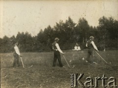 Lata 30., Dobra, prawdopodobnie woj. kieleckie, Polska.
Mieszkańcy wsi podczas sianokosów.
Fot. NN, kolekcja Barbary Murzynowskiej, reprodukcje cyfrowe w Ośrodku KARTA