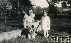 1942, Słupia, Generalne Gubernatorstwo.
Krystyna Radziwiłł i Anna Radziwiłł (z prawej), córka arystokraty Krzysztofa Mikołaja Radziwiłła i Zofii z Popielów. 
Fot. NN, kolekcja Barbary Murzynowskiej, reprodukcje cyfrowe w Ośrodku KARTA