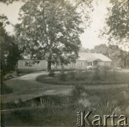 Ok. 1918, Polska.
Dwór należący do Antoniny i Henryka Michała hr. Plater-Zyberk, rodziców Wandy, późniejszej matki Jana Murzynowskiego, przyszłego męża Barbary Murzynowskiej.
Fot. NN, kolekcja Barbary Murzynowskiej, reprodukcje cyfrowe w Ośrodku KARTA