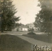 Ok. 1918, Polska.
Dwór należący do Antoniny i Henryka Michała hr. Plater-Zyberk, rodziców Wandy, późniejszej matki Jana Murzynowskiego, przyszłego męża Barbary Murzynowskiej.
Fot. NN, kolekcja Barbary Murzynowskiej, reprodukcje cyfrowe w Ośrodku KARTA