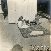 Ok. 1918, Polska.
Dwór Plater-Zyberk. Wanda Plater-Zyberk (córka Antoniny i Henryka Michała hr. z Broelu, później matka Jana Murzynowskiego, męża Barbary Murzynowskiej) podczas zabawy.
Fot. NN, kolekcja Barbary Murzynowskiej, reprodukcje cyfrowe w Ośrodku KARTA