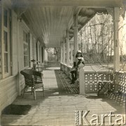 Ok. 1918, Polska.
Dwór Plater-Zyberk. Na tarasie z psem siedzi Wanda Plater-Zyberk (córka Antoniny i Henryka Michała hr. z Broelu, później matka Jana Murzynowskiego, męża Barbary Murzynowskiej).
Fot. NN, kolekcja Barbary Murzynowskiej, reprodukcje cyfrowe w Ośrodku KARTA