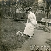 Ok. 1918, Polska.
Prawdopodobnie Antonina Plater-Zyberk z d. Kalkstein, matka Wandy Plater-Zyberk z Broelu (po mężu Murzynowskiej), babcia Jana Murzynowskiego, męża Barbary Murzynowskiej.
Fot. NN, kolekcja Barbary Murzynowskiej, reprodukcje cyfrowe w Ośrodku KARTA