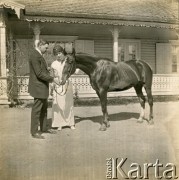 Ok. 1918, Polska.
Dwór Plater-Zyberk. Henryk Michał z żoną Antoniną z d. Kalkstein, rodzice Wandy Plater-Zyberk z Broelu (po mężu Murzynowskiej), dziadkowie Jana Murzynowskiego, męża Barbary Murzynowskiej.
Fot. NN, kolekcja Barbary Murzynowskiej, reprodukcje cyfrowe w Ośrodku KARTA