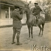 Ok. 1918, Polska.
Dwór Plater-Zyberk. Henryk Michał hr. Broelu, (ojciec Wandy, dziadek Jana Murzynowskiego, męża Barbary Murzynowskiej) głaszcze konia, którego przyprowadził stajenny.
Fot. NN, kolekcja Barbary Murzynowskiej, reprodukcje cyfrowe w Ośrodku KARTA