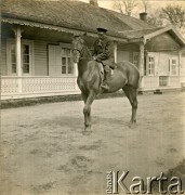 Ok. 1918, Polska.
Dwór hr. Henryka Michała i Antoniny Plater-Zyberk. Stajenny ujeżdżający konia.
Fot. NN, kolekcja Barbary Murzynowskiej, reprodukcje cyfrowe w Ośrodku KARTA