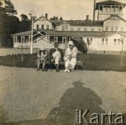 1918-1920, Polska.
Rodzina Plater-Zyberk. Siedzą od lewej: Wanda, jej rodzice  Henryk Michał hr. z Broel, Antonina z domu Kalkstein.
Fot. NN, kolekcja Barbary Murzynowskiej, reprodukcje cyfrowe w Ośrodku KARTA