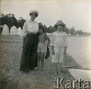 1918-1920, brak miejsca.
Wanda Plater-Zyberk (z prawej, córka Antoniny i Henryka Michała hr. z Broelu, później matka Jana Murzynowskiego, męża Barbary Murzynowskiej) prawdopodobnie z guwernantką i kuzynką na plaży.
Fot. NN, kolekcja Barbary Murzynowskiej, reprodukcje cyfrowe w Ośrodku KARTA