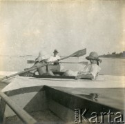1918-1920, brak miejsca.
Wanda Plater-Zyberk (z prawej, córka Antoniny i Henryka Michała hr. z Broelu, później matka Jana Murzynowskiego, męża Barbary Murzynowskiej) z kuzynką na kajaku. Z tyłu za nimi płynie ojciec Wandy, Henryk Michał hr. Plater-Zyberk.
Fot. NN, kolekcja Barbary Murzynowskiej, reprodukcje cyfrowe w Ośrodku KARTA