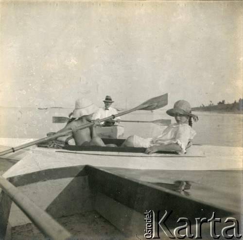 1918-1920, brak miejsca.
Wanda Plater-Zyberk (z prawej, córka Antoniny i Henryka Michała hr. z Broelu, później matka Jana Murzynowskiego, męża Barbary Murzynowskiej) z kuzynką na kajaku. Z tyłu za nimi płynie ojciec Wandy, Henryk Michał hr. Plater-Zyberk.
Fot. NN, kolekcja Barbary Murzynowskiej, reprodukcje cyfrowe w Ośrodku KARTA