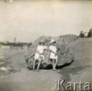 1918-1920, brak miejsca.
Wanda Plater-Zyberk (z lewej, córka Antoniny i Henryka Michała hr. z Broelu, później matka Jana Murzynowskiego, męża Barbary Murzynowskiej) z kuzynką przy kamieniu.
Fot. NN, kolekcja Barbary Murzynowskiej, reprodukcje cyfrowe w Ośrodku KARTA