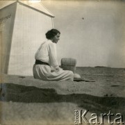 1918-1920, brak miejsca.
Kobieta odpoczywająca na plaży.
Fot. NN, kolekcja Barbary Murzynowskiej, reprodukcje cyfrowe w Ośrodku KARTA