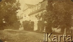 Lata 20., prawdopodobnie Kalinowa, woj. łódzkie, Polska.
Dwór należący do Konstantyna i Łucji Murzynowskich, rodziców Jana Murzynowskiego, późniejszego męża Barbary Murzynowskiej z domu Dzianott. 
Fot. NN, kolekcja Barbary Murzynowskiej, reprodukcje cyfrowe w Ośrodku KARTA