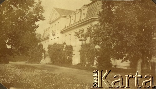 Lata 20., prawdopodobnie Kalinowa, woj. łódzkie, Polska.
Dwór należący do Konstantyna i Łucji Murzynowskich, rodziców Jana Murzynowskiego, późniejszego męża Barbary Murzynowskiej z domu Dzianott. 
Fot. NN, kolekcja Barbary Murzynowskiej, reprodukcje cyfrowe w Ośrodku KARTA