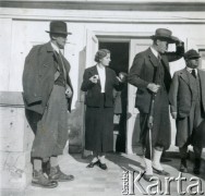 Lata 30., Kalinowa, woj. łódzkie, Polska.
Majątek rodziny Murzynowskich. Grupa osób przygotowująca się do polowania.
Fot. NN, kolekcja Barbary Murzynowskiej, reprodukcje cyfrowe w Ośrodku KARTA