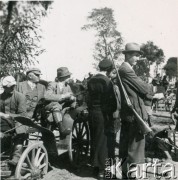 Lata 30., Kalinowa, woj. łódzkie, Polska.
Majątek rodziny Murzynowskich. Uczestnicy polowania.
Fot. NN, kolekcja Barbary Murzynowskiej, reprodukcje cyfrowe w Ośrodku KARTA
