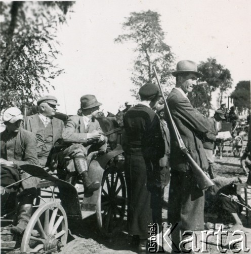 Lata 30., Kalinowa, woj. łódzkie, Polska.
Majątek rodziny Murzynowskich. Uczestnicy polowania.
Fot. NN, kolekcja Barbary Murzynowskiej, reprodukcje cyfrowe w Ośrodku KARTA