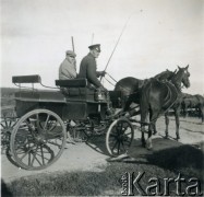 Lata 30., Kalinowa, woj. łódzkie, Polska.
Polowanie w majątku rodziny Murzynowskich. Mężczyźni siedzący na wozie zaprzęgniętym w konie.
Fot. NN, kolekcja Barbary Murzynowskiej, reprodukcje cyfrowe w Ośrodku KARTA