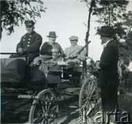 Lata 30., Kalinowa, woj. łódzkie, Polska.
Majątek rodziny Murzynowskich. Mężczyźni wracają z polowania.
Fot. NN, kolekcja Barbary Murzynowskiej, reprodukcje cyfrowe w Ośrodku KARTA
