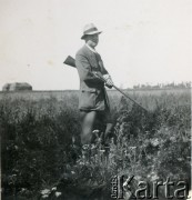 Lata 30., Kalinowa, woj. łódzkie, Polska.
Majątek rodziny Murzynowskich. Mężczyzna biorący udział w polowaniu.
Fot. NN, kolekcja Barbary Murzynowskiej, reprodukcje cyfrowe w Ośrodku KARTA