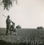 Lata 30., Kalinowa, woj. łódzkie, Polska.
Majątek rodziny Murzynowskich. Mężczyźni podczas polowania. W głębi widoczne stogi siana na polu.
Fot. NN, kolekcja Barbary Murzynowskiej, reprodukcje cyfrowe w Ośrodku KARTA