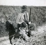 Lata 30., Kalinowa, woj. łódzkie, Polska.
Majątek rodziny Murzynowskich. Polowanie. Mężczyzna z psem na drodze.
Fot. NN, kolekcja Barbary Murzynowskiej, reprodukcje cyfrowe w Ośrodku KARTA