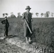 Lata 30., Kalinowa, woj. łódzkie, Polska.
Majątek rodziny Murzynowskich. Uczestnicy polowania.
Fot. NN, kolekcja Barbary Murzynowskiej, reprodukcje cyfrowe w Ośrodku KARTA