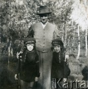 Lata 30., Kalinowa, woj. łódzkie, Polska.
Polowanie zorganizowane w majątku rodziny Murzynowskich. Mężczyzna z dziećmi.
Fot. NN, kolekcja Barbary Murzynowskiej, reprodukcje cyfrowe w Ośrodku KARTA