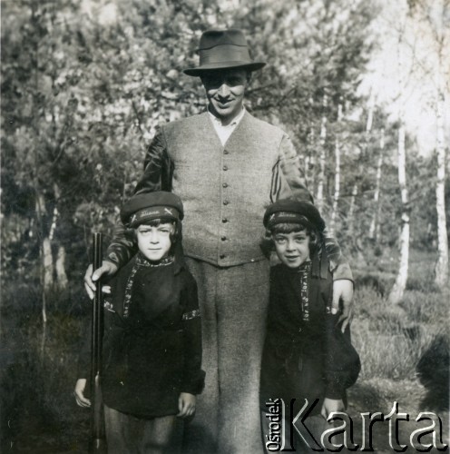 Lata 30., Kalinowa, woj. łódzkie, Polska.
Polowanie zorganizowane w majątku rodziny Murzynowskich. Mężczyzna z dziećmi.
Fot. NN, kolekcja Barbary Murzynowskiej, reprodukcje cyfrowe w Ośrodku KARTA