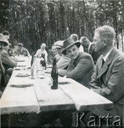 Lata 30., Kalinowa, woj. łódzkie, Polska.
Majątek rodziny Murzynowskich. Uczestnicy polowania podczas posiłku.
Fot. NN, kolekcja Barbary Murzynowskiej, reprodukcje cyfrowe w Ośrodku KARTA