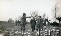 Lata 30., Kalinowa, woj. łódzkie, Polska.
Majątek rodziny Murzynowskich. Uczestnicy polowania.
Fot. NN, kolekcja Barbary Murzynowskiej, reprodukcje cyfrowe w Ośrodku KARTA