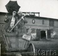 Ok. 1930, Góra k. Żnina, woj. wielkopolskie, Polska.
Wanda Plater-Zyberk (później po mężu Murzynowska, matka Jana Murzynowskiego, męża Barbary Murzynowskiej, z parasolem) z koleżanką Iwoną Potulińską. 
Fot. NN, kolekcja Barbary Murzynowskiej, reprodukcje cyfrowe w Ośrodku KARTA
