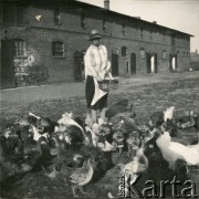 Ok. 1930, Góra k. Żnina, woj. wielkopolskie, Polska.
Antonina Plater-Zyberk z d. Kalkstein, matka Wandy (po mężu Murzynowskiej) karmi ptactwo. 
Fot. NN, kolekcja Barbary Murzynowskiej, reprodukcje cyfrowe w Ośrodku KARTA
