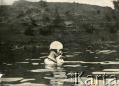 Lata 30., Polska.
Prawdopodobnie Wanda Plater-Zyberk (później po mężu Murzynowska, matka Jana Murzynowskiego, męża Barbary Murzynowskiej) w wodzie.
Fot. NN, kolekcja Barbary Murzynowskiej, reprodukcje cyfrowe w Ośrodku KARTA
