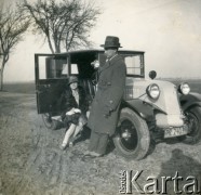 Lata 30., Polska.
Mężczyzna i kobieta podczas przejażdżki samochodem.
Fot. NN, kolekcja Barbary Murzynowskiej, reprodukcje cyfrowe w Ośrodku KARTA