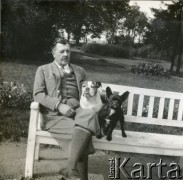 Lata 30., Polska.
Henryk Michał hr. Plater-Zyberk (dziadek Jana Murzynowskiego, późniejszego męża Barbary Murzynowskiej) z psami rasy buldog na ławce.
Fot. NN, kolekcja Barbary Murzynowskiej, reprodukcje cyfrowe w Ośrodku KARTA