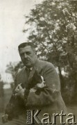 Lata 30., Polska.
Henryk Michał hr. Plater-Zyberk (dziadek Jana Murzynowskiego, późniejszego męża Barbary Murzynowskiej) trzyma na rękach psa.
Fot. NN, kolekcja Barbary Murzynowskiej, reprodukcje cyfrowe w Ośrodku KARTA