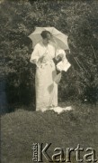 Lata 30., Polska.
Prawdopodobnie Antonina Plater-Zyberk z d. Kalkstein, matka Wandy Plater-Zyberk z Broelu (po mężu Murzynowskiej), babcia Jana Murzynowskiego, męża Barbary Murzynowskiej.
Fot. NN, kolekcja Barbary Murzynowskiej, reprodukcje cyfrowe w Ośrodku KARTA