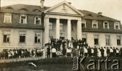 Lata 30., Polska.
Ślub w majątku. Goście oczekują na przyjazd państwa młodych. 
Fot. NN, kolekcja Barbary Murzynowskiej, reprodukcje cyfrowe w Ośrodku KARTA