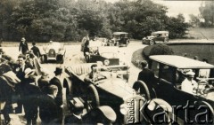Lata 30., Polska.
Ślub w majątku. Goście przyjeżdżający samochodami pod główne wejście.
Fot. NN, kolekcja Barbary Murzynowskiej, reprodukcje cyfrowe w Ośrodku KARTA