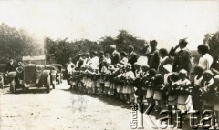 Lata 30., Polska.
Ślub w majątku. Goście i dzieci w strojach regionalnych oczekują na przyjazd państwa młodych. 
Fot. NN, kolekcja Barbary Murzynowskiej, reprodukcje cyfrowe w Ośrodku KARTA