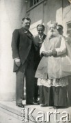 Lata 30., Polska.
Henryk Michał hr. Plater-Zyberk (z lewej, ojciec Wandy po mężu Murzynowskiej) na dziedzińcu pałacu jako gość weselny.
Fot. NN, kolekcja Barbary Murzynowskiej, reprodukcje cyfrowe w Ośrodku KARTA