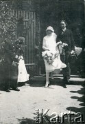 Lata 30., Polska.
Państwo młodzi.
Fot. NN, kolekcja Barbary Murzynowskiej, reprodukcje cyfrowe w Ośrodku KARTA