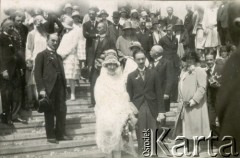 Lata 30., Polska.
Państwo młodzi z gośćmi na schodach pałacu.
Fot. NN, kolekcja Barbary Murzynowskiej, reprodukcje cyfrowe w Ośrodku KARTA